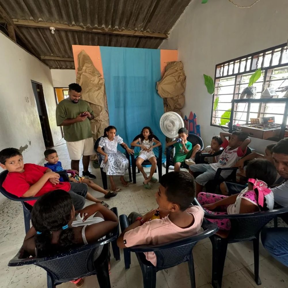Niños reunidos en un salón del nuevo centro