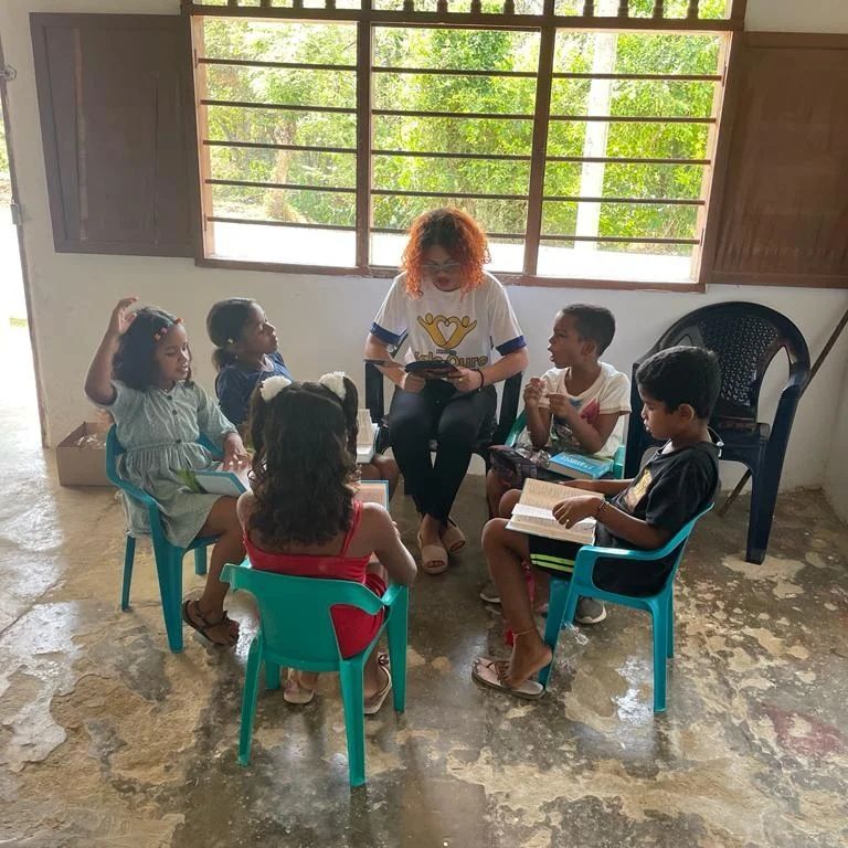 Niños de la Escuela Somos Arte en clase con su profesora