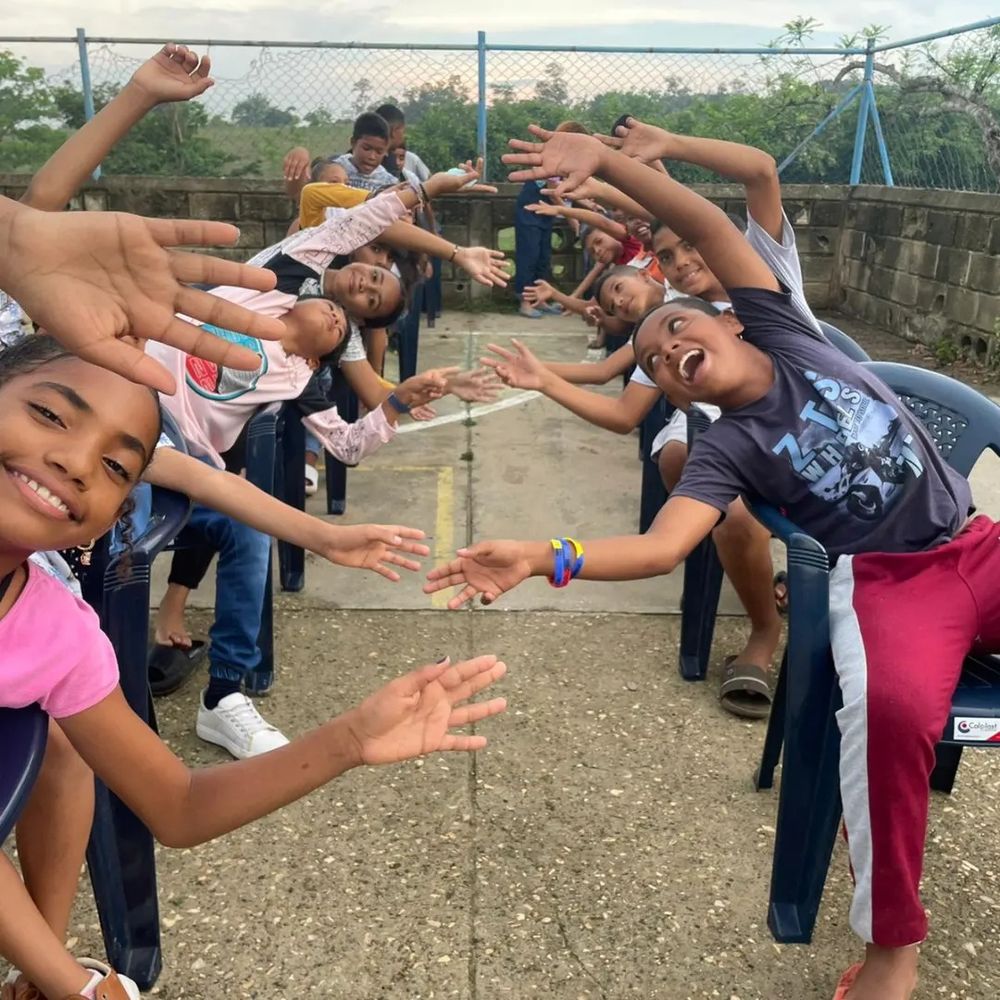 Niñas sonriendo y estirando los brazos