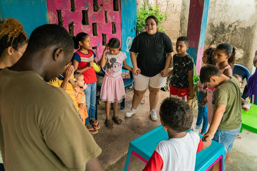 Niños jugando con un voluntario en una jornada