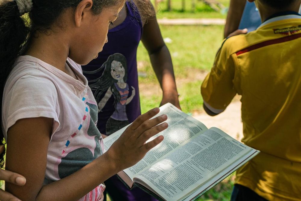 Niña leyendo la Biblia