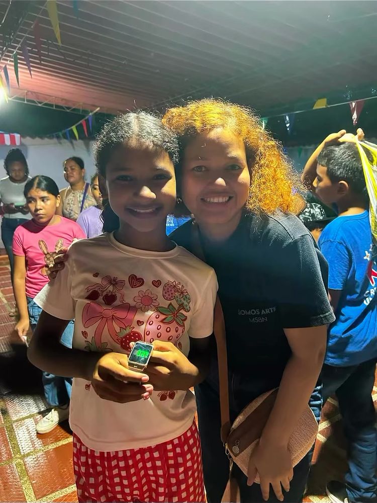 Dos niñas sonriendo en la Feria Familiar