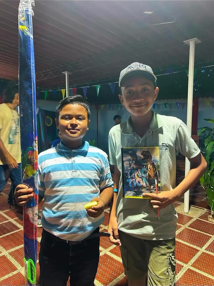 Dos niños con sus premios en la Feria Familiar